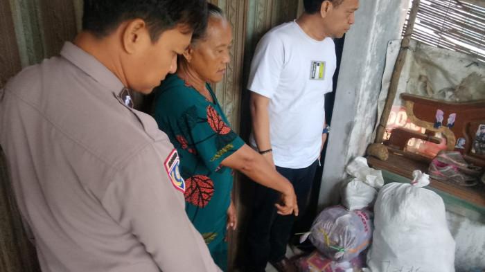 Warga Suranenggala Cirebon Kaget Temukan Bayi di Ember, hanya Beralas Karung