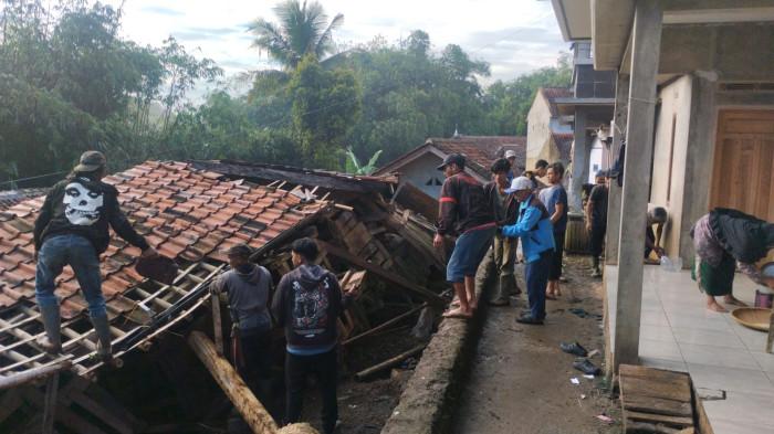 TPT AMBROL - Cuaca ekstrem yang melanda wilayah Kabupaten Sumedang, Jawa Barat, mengakibatkan tembok penahan tanah (TPT) di Dusun Padasuka RT 01 RW 06, Desa Mekarsari, Kecamatan Sukasari, ambruk, Minggu (12/4/2026) dini hari.