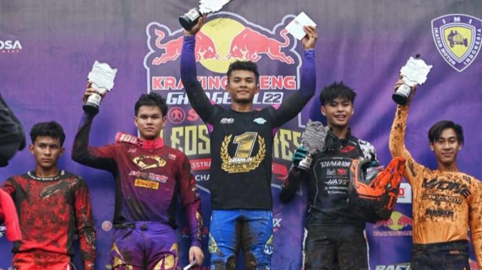 PEBALAP ASTRA HONDA MOTOR - Pebalap binaan PT Astra Honda Motor (AHM) kembali menorehkan prestasi membanggakan di ajang internasional dan nasional. Dari arena balap Malaysia, dua siswa Astra Honda Racing School (AHRS), Bintang Pranata Sukma dan Abimanyu Bintang Fermadi, berhasil meraih back to back podium pada Idemitsu Honda Thailand Talent Cup (TTC) 2025 Round 5 di Sepang International Circuit, Malaysia.