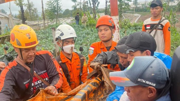 EVAKUASI - Tim SAR saat evakuasi korban tertimbun longsor di KBB, Sabtu (24/1/2026).