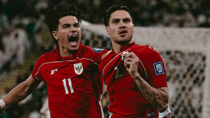 MERAYAKAN GOL - Kevin Diks bersama Ragnar Oratmangoen setelah berhasil membobol gawang Arab Saudi di Stadion King Abdullah Sports City, Jeddah, pada putaran keempat Kualifikasi Piala Dunia 2026, Rabu (8/10/2025) waktu setempat. Timnas Indoensia kalah 2-3.