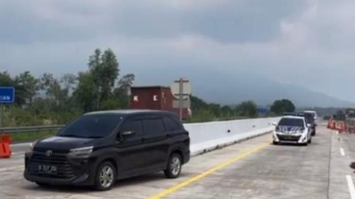 CONTRA FLOW - Kondisi arus lalu lintas di ruas Tol Cisumdawu, Rabu (8/4/2026)