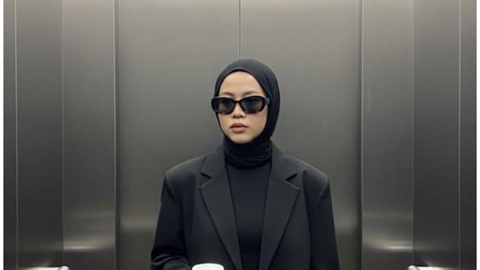 TUTORIAL EDIT FOTO: Tangkapan layar hasil edit foto berdiri di dalam lift menggunakan Gemini AI. - Berikut tutorial edit foto berdiri di dalam lift menggunakan Gemini AI, lengkap dengan prompt tinggal copy paste