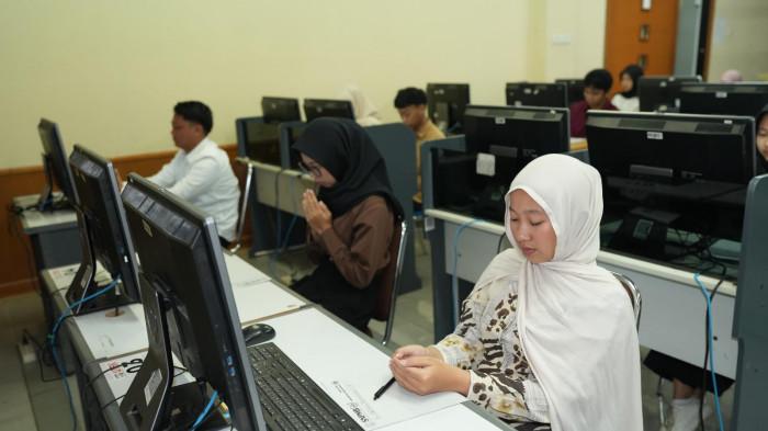 UTBK - Pelaksanaan Ujian Tulis Berbasis Komputer (UTBK) di Universitas Padjadjaran, Jatinangor, Kabupaten Sumedang pada hari pertama, Selasa (21/4/2026).