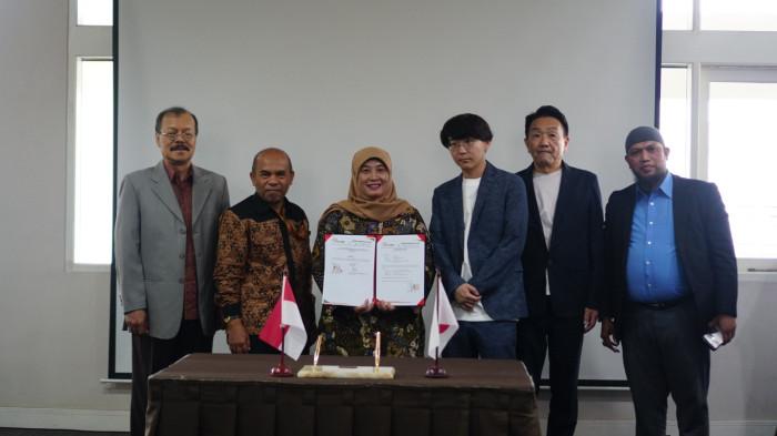 PENANDATANGANAN MOU - Universitas Widyatama resmi menandatangani Nota Kesepahaman (MoU) kerja sama penelitian dengan Coop Japan Co., Ltd, perusahaan mitra industri internasional asal Jepang. Kolaborasi ini ditandai dengan pemberian hibah penelitian internasional kepada Dr. Diana Sari, dosen Universitas Widyatama, untuk menjalankan proyek riset terkait Analisis Bibliometrik Penghindaran Pajak di Indonesia pada Konteks Asia Tenggara 