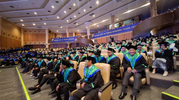 WISUDA IAI PERSIS - Ratusan mahasiswa sedang mengikuti wisuda yang ke-26 Institut Agama Islam (IAI) Persis Bandung di Gedung Budaya Sabilulunga, Soreang, Kabupaten Bandung