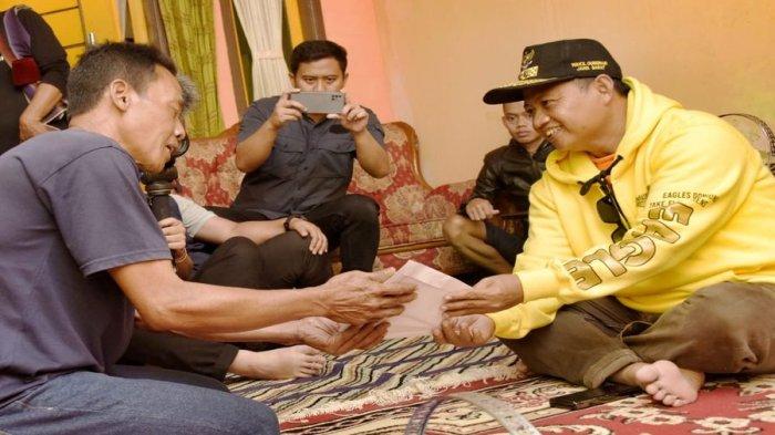 Wagub Jabar Bertakziyah ke Rumah Duka Para Korban Terseret Ombak Pantai Legokjawa Pangandaran