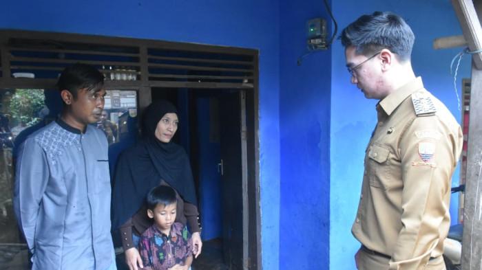 Wabup Sumedang Jemput Bocah 7 Tahun yang Lahir Tanpa Anus