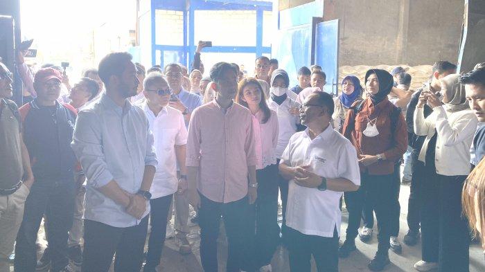 Gibran dan Zulhas Blusukan ke Koperasi Susu Bandung Barat di Lembang, Takjub Tata Kelola di Sana