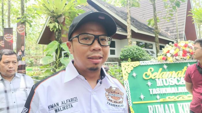 Wali kota Tasikmalaya Viman Alfarizi Ramadhan memberikan