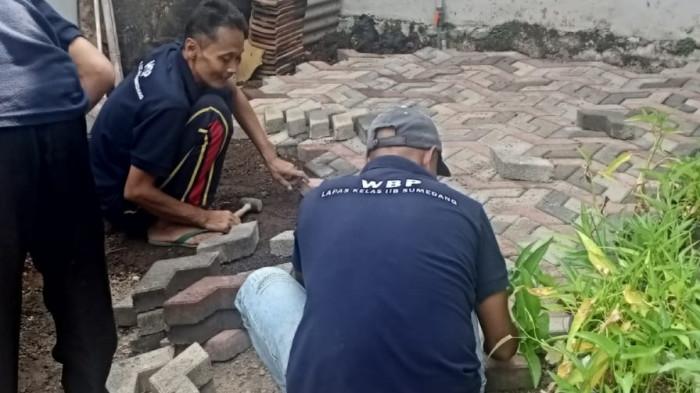 Lapas Sumedang Bekali Warga Binaan Cara Membuat Paving Block Bekal Kembali ke Masyarakat