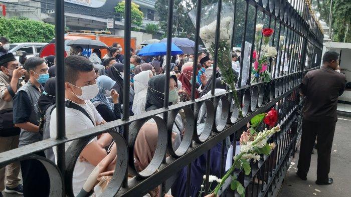 Warga Rela Menunggu Berjam-jam & Diguyur Gerimis untuk Bertemu Ridwan Kamil, Ingin Ucapkan Duka Cita