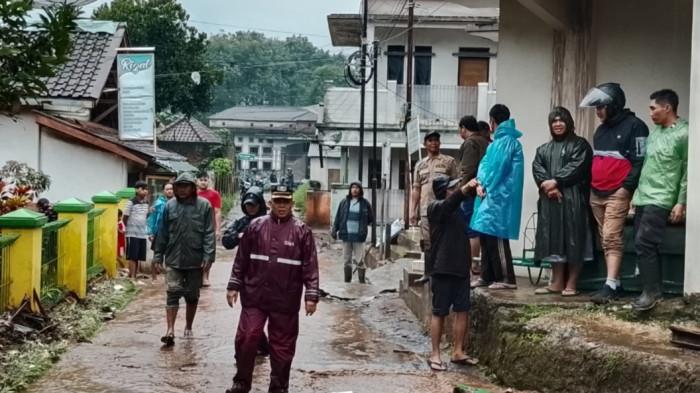 BANJIR CISURUPAN - Warga Kampung Pasarkaler dan unsur Forkofimcam Cisurupan mulai bersihkan material banjir yang terjang tiga kampung di Desa Cisurupan dan Desa Balewangi, Kabupaten Garut, Jawa Barat, Kamis (20/11/2025).