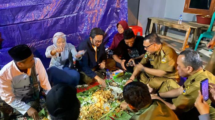 Jalan di Kebon Kalapa Diperbaiki Setelah 8 Tahun Rusak, Bupati Bandung Barat dan Warga Ngaliwet