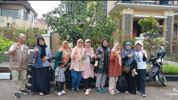 Warga Mitra Dago Peduli Nyaah ka Bumi berfoto bersama seusai kegiatan bersih-bersih, di RW 11 Kelurahan Antapani Wetan, Kecamatan Antapani, Kota Bandung.