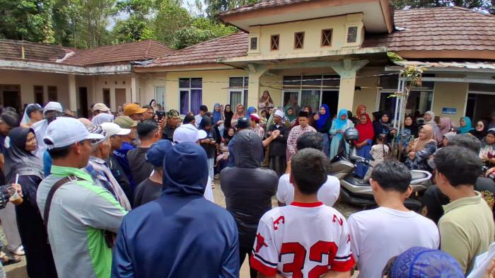 TOLAK GEOTHERMAL - Warga saat mendatangi Kantor Desa Sirnarasa, Kecamatan Cikakak, Kabupaten Sukabumi, mereka menuntut dan menolak pengeboran energi panas bumi Geothermal, Senin (19/1/2026).