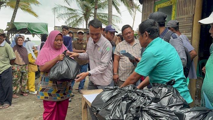 Senyum Bahagia Korban Banjir Rob di Pesisir Sukabumi saat Terima Bantuan PLTU Palabuhanratu