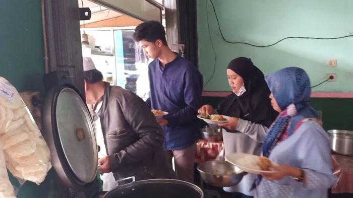 Di Balik Banyaknya Masyarakat yang Datang ke Makam Eril di Cimaung, Pedagang Merasakan Berkahnya