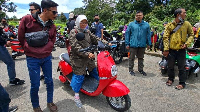 Memakai Kendaraan Listrik Bisa Hemat Jutaan Rupiah Setiap Tahun, Ulfah dan Yusuf Contohnya