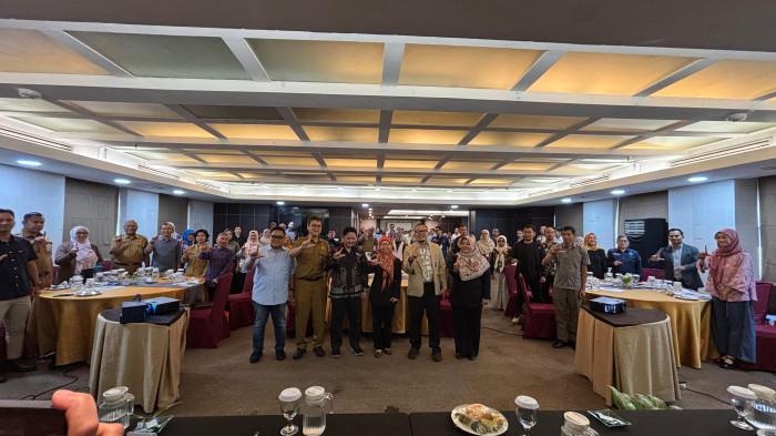 Foto bersama 65 stakeholder yang digelar 
 Politeknik STIA LAN Bandung di Hotel Grand Dafam Braga, Selasa (18/11/2025). 