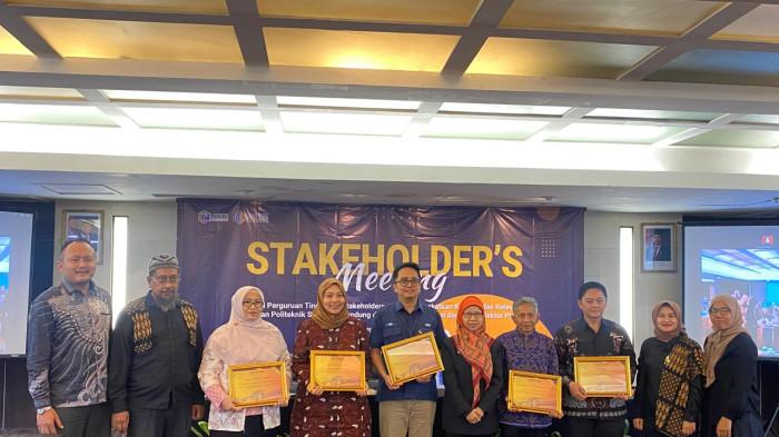 
STAKEHOLDER MEETING - Foto bersama para penerima penghargaan dalam acara Stakeholder Meeting STIA LAN Bandung yang digelar Politeknik STIA LAN Bandung di Hotel Grand Dafam Braga, Selasa (18/11/2025)