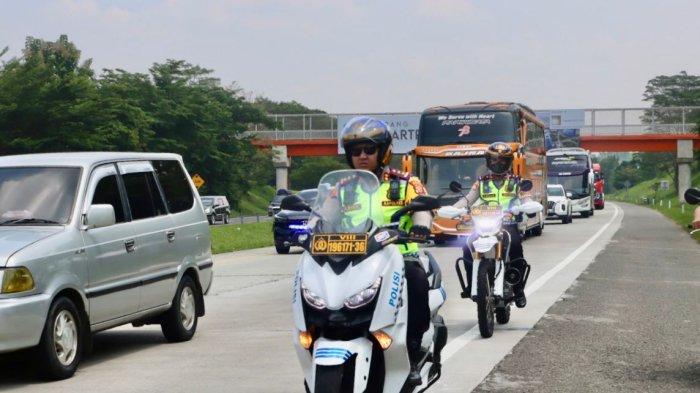 Antisipasi Kecelakaan, Kapolres Subang Patroli Bermotor Lakukan Sterilisasi Bahu Jalan Tol Cipali
