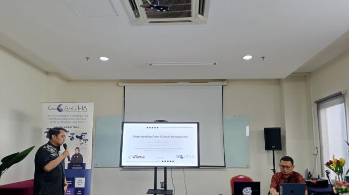 SINERGI - Universitas Widyatama (Indonesia) bersama Geo Artha Holding SDN BHD (Malaysia), menginisiasi langkah strategis dalam penguatan hubungan perdagangan dan keilmuan melalui rangkaian kegiatan Program Keilmuan & Perdagangan Dua Hala Malaysia - Indonesia. Kegiatan perdana yang bertajuk 