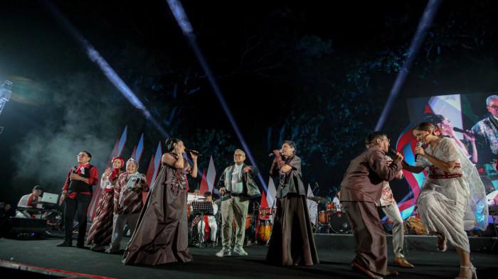 KONSER MERAH PUTIH - Pemerintah Kota Bandung, memperingati Hari Ulang Tahun (HUT) ke-80 RI dengan meriah karena menggelar konser musik yang bertajuk Konser Merah Putih Plaza Balai Kota Bandung, Senin (18/8/2025) malam.