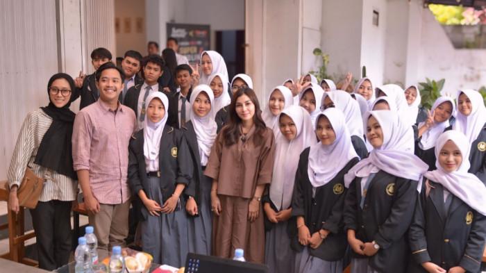 DPRD MENGABDI - Anggota Komisi V DPRD Provinsi Jawa Barat Nisya Ahmad menggelar program DPRD Mengabdi melalui kegiatan Pendidikan Demokrasi bagi pengurus OSIS SMK Ma’arif Terpadu Cicalengka, Senin, 17 November 2025.