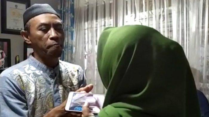 Ayahanda almarhum Afridza Munandar, Irwan Munandar (48) saat menyalami pelayat di rumah duka di Perum Tamansari Indah Nomor D9, Kelurahan Kersamenak, Kecamatan Kawalu, Kota Tasikmalaya, Selasa (5/11/2019) Siang. 