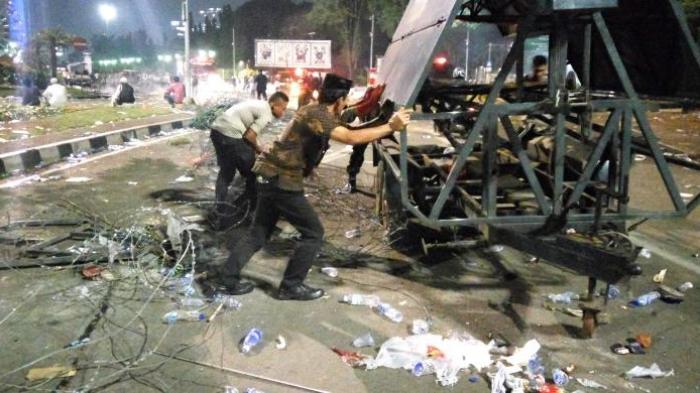 Massa Pendemo Bubar, Tersisa Polisi dan TNI Bersihkan Sampah Sisa Unjuk Rasa