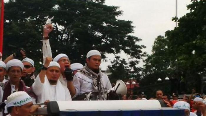 Dari Atas Mobil Komando, Ustaz Arifin Ilham Pekikkan Aksi Damai