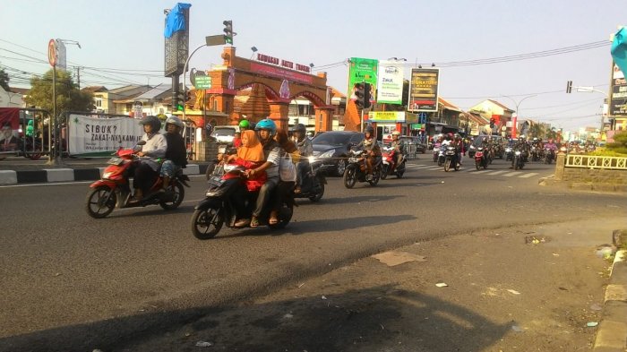 Lalu lintas di jalur pantura di Plered, Kabupaten Cirebon, tampak lancar dan lengang, Jumat (15/6/2018)