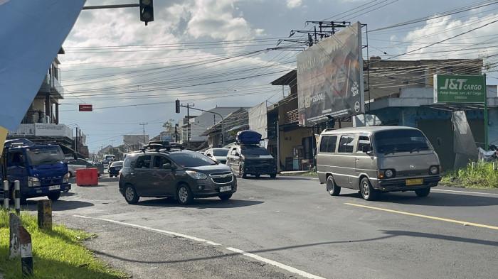 ARUS LALU LINTAS - Kondisi arus lalu lintas di Jalan Jenderal Sudirman Ciamis dan potret antrean kendaraan di jalur nasional Kabupaten Ciamis.