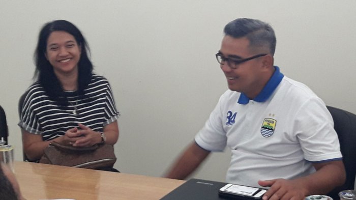 Aryatri dan Muhammad Farhan di ruang meeting lantai dasar Tribun Jabar, Jalan Sekelimus Soekarno Hatta, Bandung, Rabu (5/7/2017). 
