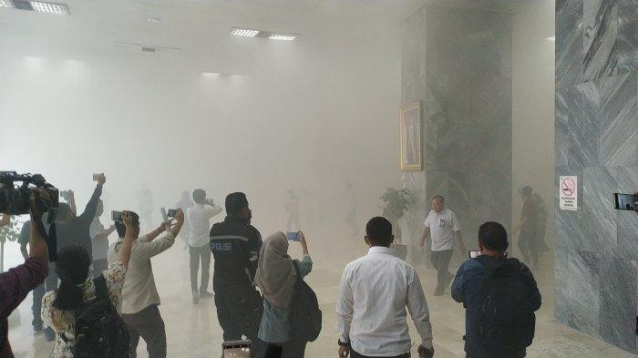Ketua MPR Sempat Dievakuasi, Asap Mengepul Tebal di Gedung DPR, Jarak Pandang Tak Terlihat