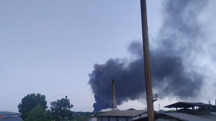 Asap yang membubung tinggi. 