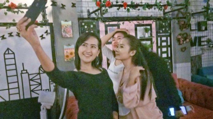 Tempat Nongkrong Ini Lebih Banyak Dipenuhi Kaum Hawa, Kaum Adam Pun Berharap Dapat Jodoh