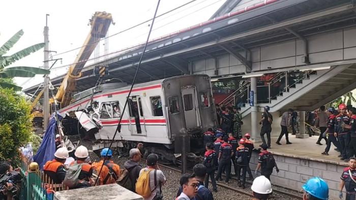 EVAKUASI BANGKAI - Proses pembersihan bangkai kereta akibat kecelakaan KRL Commuter Line dan KA Argo Bromo Anggrek di Stasiun Bekasi Timur, Selasa (28/4/2026).