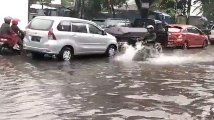 Video: Banjir Cileuncang di Bandung, Deretan Mobil Terabas Banjir, Pengendara Motor Terjebak Macet