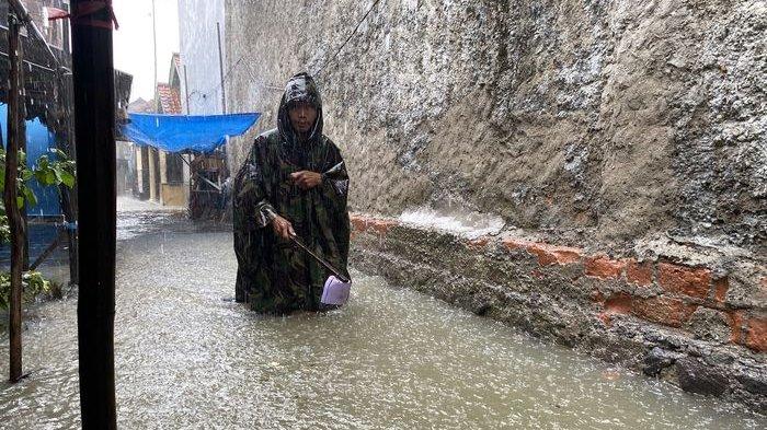 Puluhan Warga Masih Bertahan di Pengungsian Imbas Banjir Rob di Eretan Kulon Indramayu