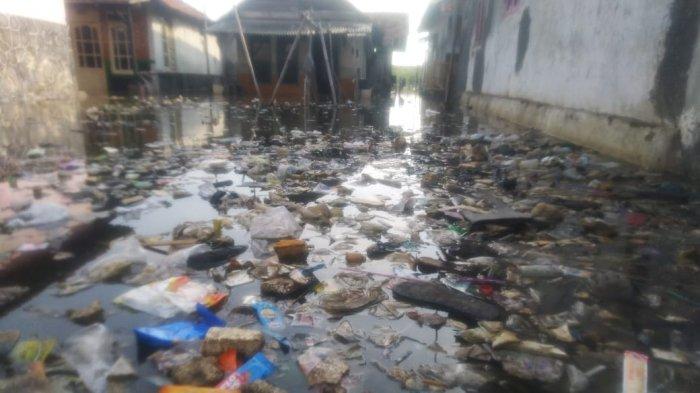 Pagi Ini Ribuan Rumah di Eretan Indramayu Diterjang Banjir Rob, Sampah Ikut Menumpuk di Genangan