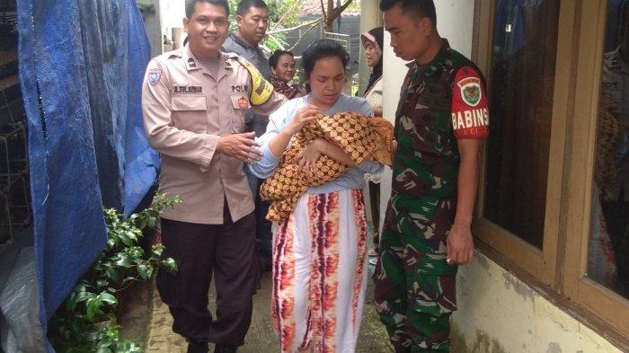 Geger Warga Temukan Bayi di Atas Triplek di Cianjur, Bukan Dibuang Sang Ibu, Ternyata Ketinggalan