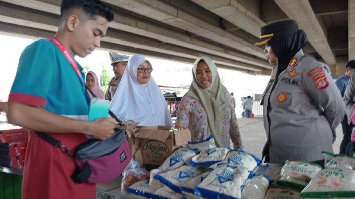 Masyarakat Serbu Bazar Murah yang Digelar Polres Subang dan DKUPP di Kolong Flyover Pamanukan