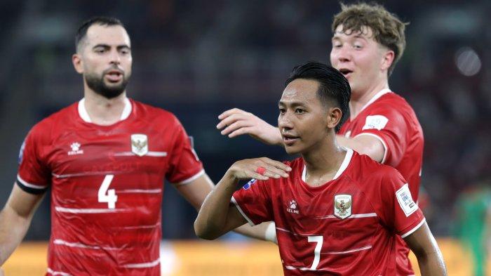 BRACE - Pesepak bola Timnas Indonesia Beckham Putra melakukan selebrasi bersama Jordi Amat (kiri) dan Ole Romeny usai mencetak gol ke gawang Timnas St Kitts and Nevis pasa laga FIFA Series di Stadion Gelora Bung Karno, Senayan, Jakarta, Jumat (27/3/2026). TRIBUNNEWS/IRWAN RISMAWAN