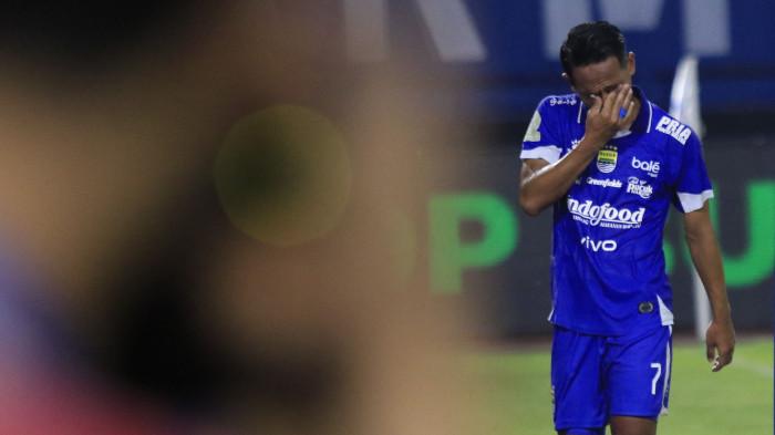 KARTU MERAH - Momen gelandang Persib Beckham Putra menangis setelah dikartu merah di laga lawan Dewa United di Stadion Gelora Bandung Lautan Api, Kota Bandung, Jumat 21 November 2025. Persib menang 1-0 di laga ini berkat gol penalti Andrew Jung.