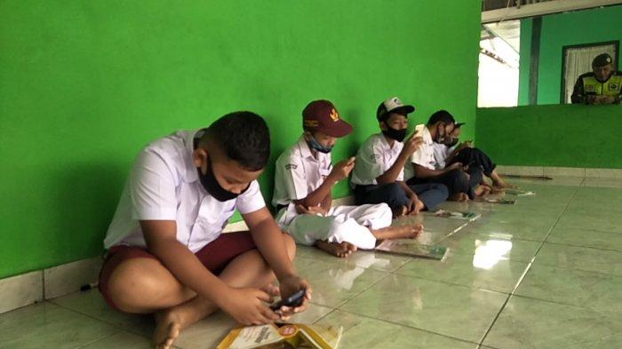 Belajar Online, Murid SD dan Siswa SMP Manfaatkan Wifi Gratis di Koramil Cikole Kota Sukabumi
