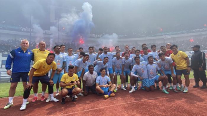 DUKUNGAN BOBOTOH - Stadion GBLA, Kota Bandung, hampir dipenuhi Bobotoh untuk menyampaikan dukungannya kepada tim kebanggaannya Persib Bandung, Kamis (7/5/2026).