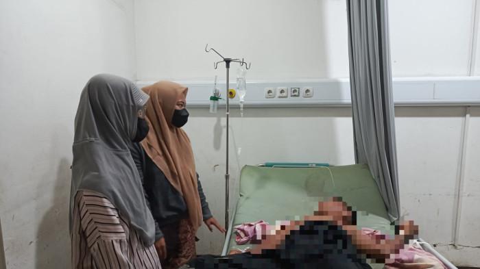 BOCAH DIMASSA - Anak disabilitas tunagrahita berusia 15 tahun asal Purwakarta babak belur hingga kritis setelah dihakimi massa di Desa Tegalwaru, Kecamatan Cilamaya Wetan, Karawang. Korban saat mendapatkan penanganan di RSUD Karawang pada Rabu (6/10/2015) sekitar pukul 04.00 WIB.