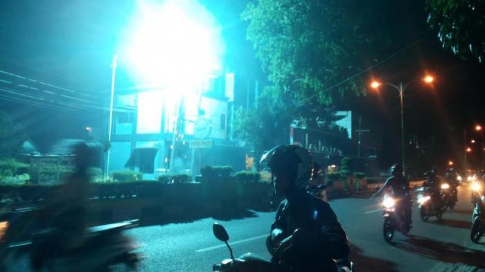 BREAKING NEWS: Jderrrr! Trafo Listrik di Jalan Sekelimus Utara Meledak